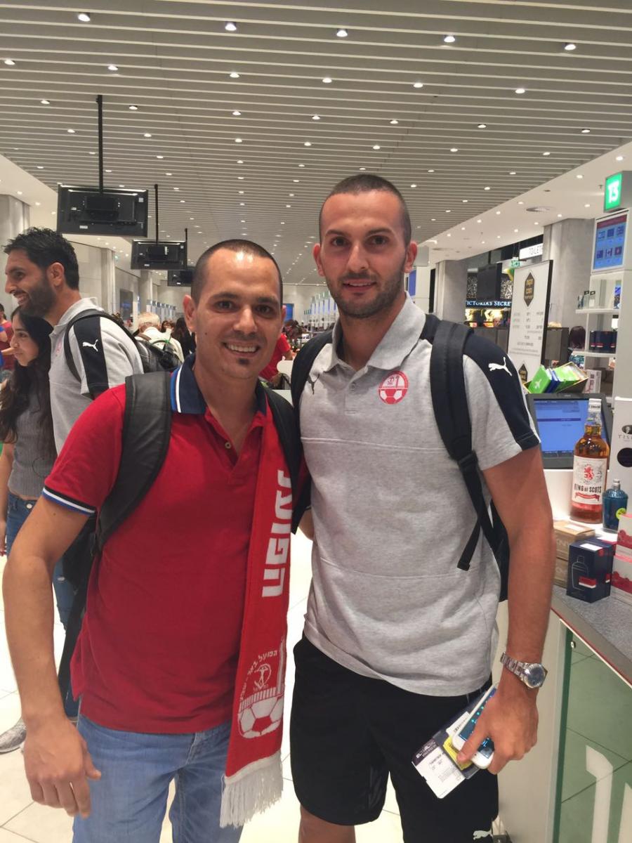 ניר מורדוק 'מתעלק'. עם השחקנים והמאמן בשדה התעופה.